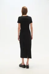 Vestido midi azul de viscosa, corte al cuerpo, manga corta y cuello redondo, con nudo lateral.