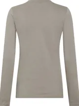 Remera gris de algodón regenerativo, corte slim, cuello redondo y manga larga. Logo pequeño de Calvin Klein debajo del cuello.