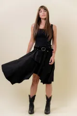 Pollera corta asimétrica de gamuza color marrón, con volados superpuestos y cintura elastizada. Incluye short interno.