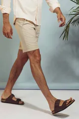 Bermuda color beige con bolsillos laterales y traseros.