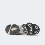 Championes New Balance modelo M1000, color crema con detalles en gris, confeccionados en cuero y malla, con logo "N" característico en los laterales y suela segmentada con amortiguación ABZORB.