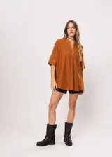 Camisa marrón con calados, escote en V, abotonada y manga 3/4.