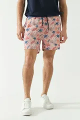 Short de baño estampado con cintura elástica ajustable con cordón, dos bolsillos laterales y uno trasero. Confeccionado en tela ligera de secado rápido y logo bordado.