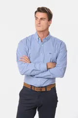 Camisa celeste a cuadros con cuello abotonado, manga larga, bolsillo en el pecho y logo bordado.