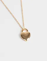 Collar de cadena corta dorada con dije de corazón liso y cierre de mosquetón.