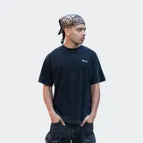 Remera negra con efecto gastado y logo 'Relajo' estampado en el pecho.
