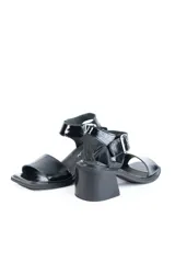 Sandalia de cuero negro con tira ajustable al tobillo y tacón de 6 cm.