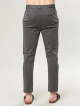Pantalón chino gris de corte slim fit.