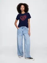 Remera azul marino de algodón con logo de GAP en forma de corazón color rojo.
