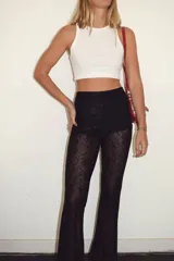 Pantalón de encaje negro con cintura elástica y corte acampanado.