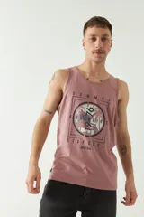 Musculosa gris con estampado de palmeras, la frase "Summer Beachside 1976" y el logo de Mistral.