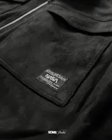 Campera bomber negra de gamuza sintética con cierre frontal, cuello alto, dos bolsillos superiores con solapa, puños y cintura ajustables.
