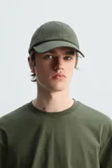 Gorra color beige de algodón con efecto lavado y visera. Ajuste en la parte posterior.