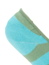 Calcetín invisible de algodón con rayas horizontales en celeste y verde oliva.