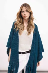 Ruana tejida en lana merino color amarillo pastel, con terminación de flecos.