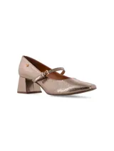Zapato tipo Mary Jane de cuero charol negro con punta semi cuadrada, tira sobre el empeine con hebilla metálica y tacón bloque.