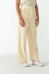 Pantalón de tiro alto color marrón con textura, pierna recta y bolsillos laterales.