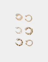 Set de seis earcuffs dorados con diferentes diseños.