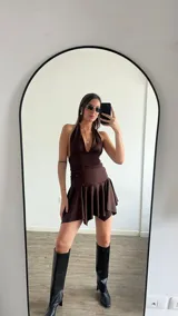 Vestido corto marrón con escote halter y falda con volados.