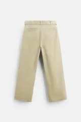 Pantalón color arena de corte recto, con cinturón de tela ajustable, bolsillos laterales y traseros de ojal.