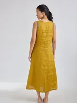 Vestido midi rojo de lino, sin mangas y con cuello redondo.