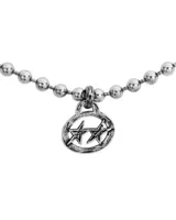 Collar plateado con cadena de bolitas y dije ovalado con dos estrellas en su interior.