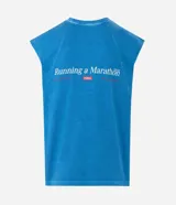 Musculosa sin mangas, corte boxy, color azul celeste con efecto desteñido. Presenta un pequeño logo bordado en el pecho.