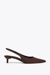Zapato destalonado color marrón chocolate, con tacón kitten y punta fina.