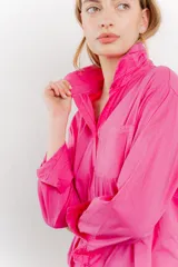 Camisa celeste de algodón con corte clásico, manga larga y bolsillo en el pecho.