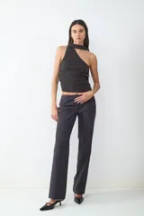 Top asimétrico de punto color gris oscuro, con diseño de un solo hombro y cuello alto tipo bufanda.