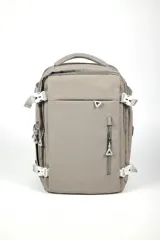 Mochila negra con múltiples compartimentos y correas ajustables, ideal para viajes.