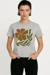 Remera blanca de algodón con estampado de flores azules y naranjas, de corte clásico y cuello redondo.