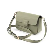 Bandolera verde de símil cuero rígido, con formato rectangular y acceso con solapa. Tiene correa regulable, herrajes dorados, un compartimento y un bolsillo interno abierto. El interior es de tela de algodón y poliéster.