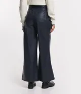 Pantalón pantalona confeccionado en material sintético con pliegues y bolsillos.