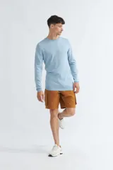 Sweater de hombre con escote redondo, de corte ajustado con puños y base elástica.