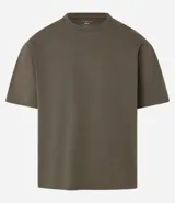 Remera masculina color verde oliva, modelo boxy, con cuello redondo y mangas cortas. Confeccionada con tecnología dry en el interior y algodón en el exterior.