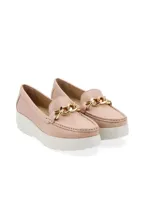 Mocasín de cuero charol negro con plataforma blanca y detalle de hebilla metálica plateada en el empeine.