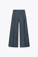 Pantalón de jean azul oscuro, de tiro alto y corte wide leg.