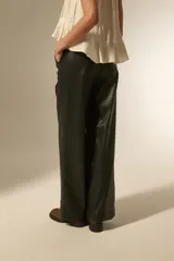 Pantalón ancho de tiro alto, confeccionado en eco-cuero negro.