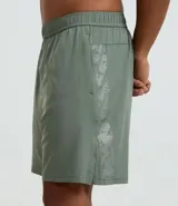 Bermuda deportiva color verde oliva, confeccionada en tejido tecnológico con toque leve y elástico. Cuenta con cintura elástica, cordón interno, bolsillos laterales y estampado reflectivo lateral.