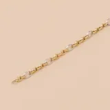 Pulsera de oro amarillo y blanco 9k con eslabones ovalados alternados.
