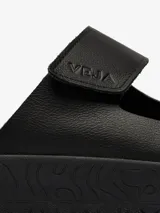 Sandalias negras de cuero con doble tira con ajuste de velcro y suela gruesa.