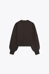 Chaqueta de punto marrón oscuro con cuello redondo y manga larga abullonada. Cierre frontal con botones metálicos plateados con diseño de rosa.