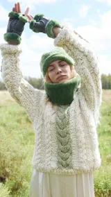 Sweater tejido a mano en Uruguay con lana merino color crudo y detalles en verde.