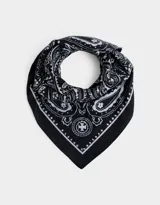 Pañuelo cuadrado negro con estampado paisley en blanco y borde con diseño geométrico.