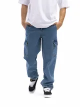 Pantalón jean celeste de corte oversize con bolsillos cargo laterales.