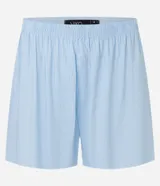 Conjunto de pijama corto para hombre, compuesto por una remera blanca de manga corta con cuello redondo y bolsillo con detalle de rayas azules, y un short azul con rayas verticales blancas y cintura elástica.