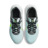 Championes Nike Revolution 6 Next Nature, color gris con detalles en negro y amarillo flúor.