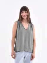 Blusa color verde oliva, sin mangas y con escote en V.