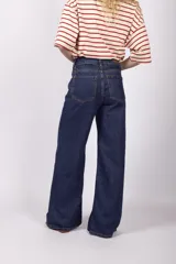Pantalón de jean azul oscuro, corte wide leg y tiro alto.
